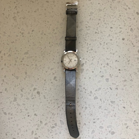 Burberry women’s silver classic checker gray plaid print watch - Picture 3 of 10